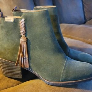 Pikolinos olive booties with brown trim, size 40. NWT